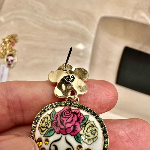 Betsey Johnson skull necklace set. NWT. Comes with a free designer gift. - Picture 4 of 5